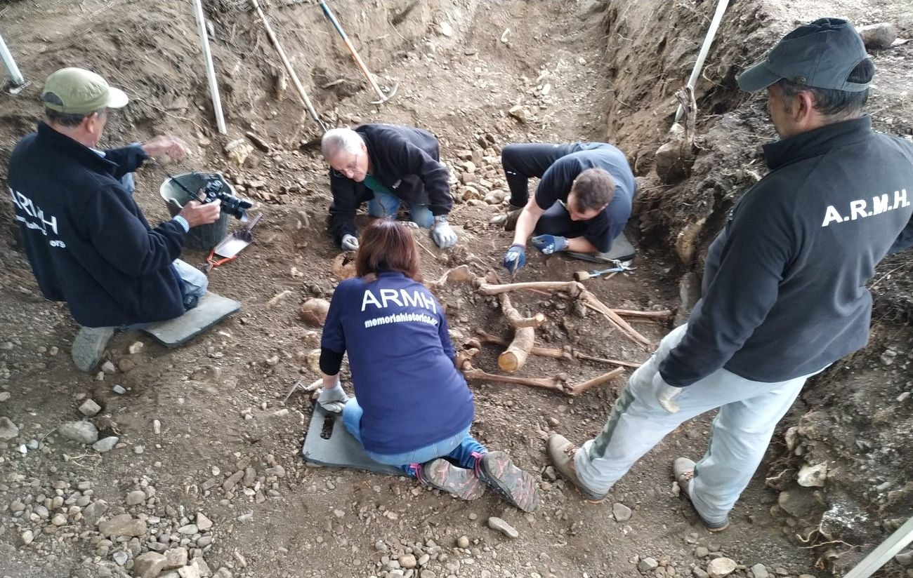 La Asociación para la Recupercuón de la Memoria Histórica (ARMH) ha localizado los dos cuerpos que buscaba en una fosa en Cospedal de Babia. Han sido hallados en el lugar en el que señalaban los trestimonios, donde según algunos vecnos de la época los llevó la Guardia Ciil y los asesinó. Junto a ellos ha aparecido una carcasa de cobre de un proyectil de mauser, que era el arma reglamentaria de la época. 