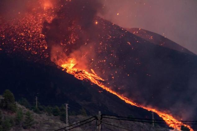 Imagen del volcán de La Palma donde se aprecian dos nuevas bocas eruptivas de las que manan coladas de lava.