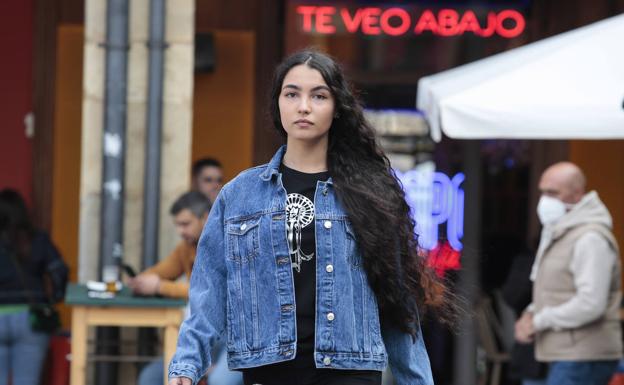 Galería. Una modelo desfile por la plaza.