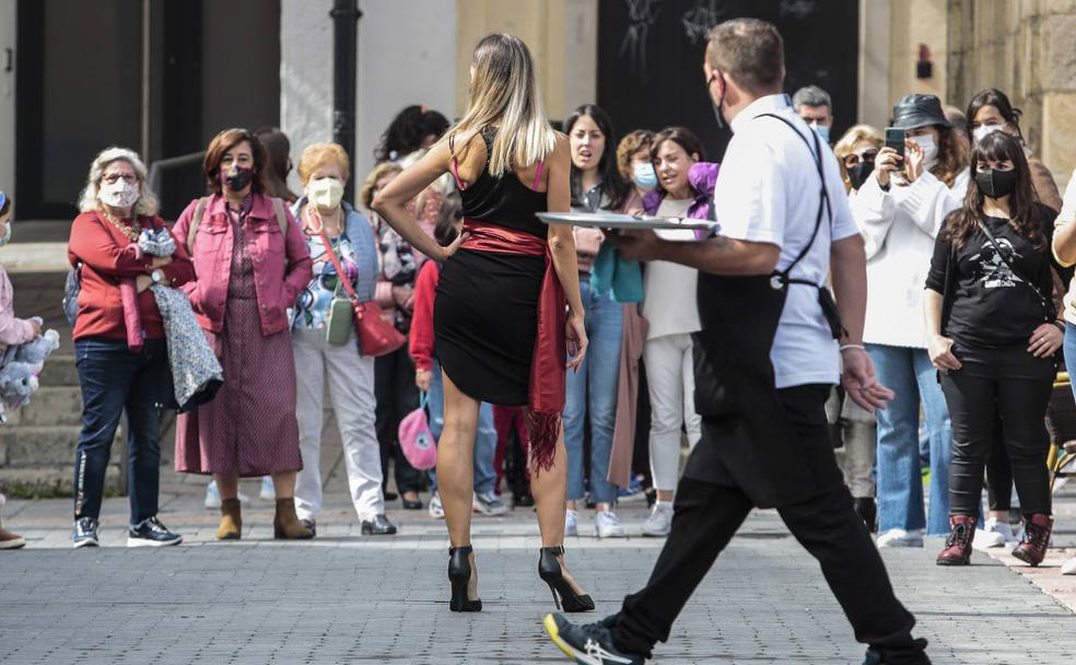 Desfile de moda en la Plaza Mayor de León.