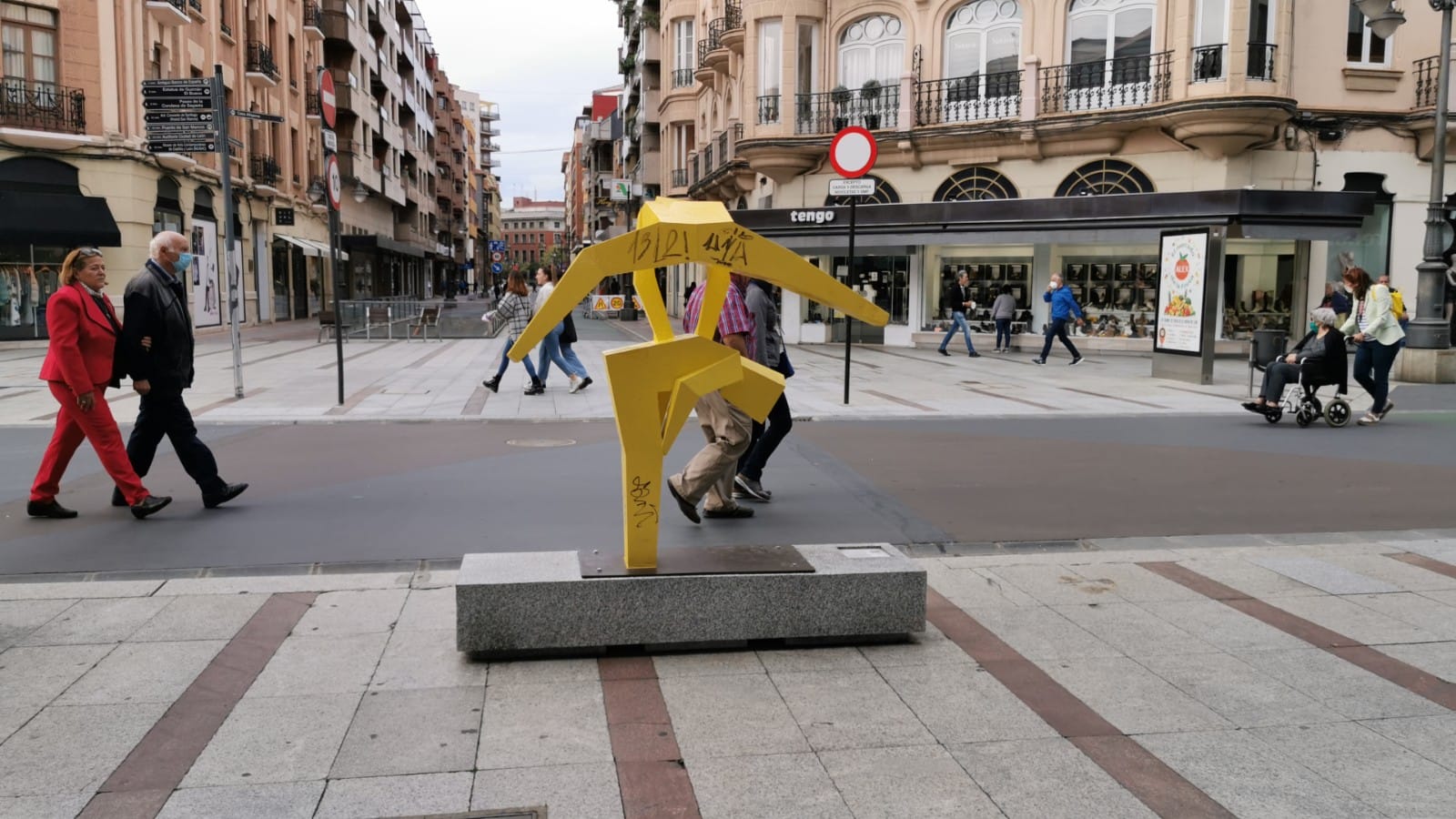 El mobiliario urbano de la avenida aparece con diferentes grafitis.