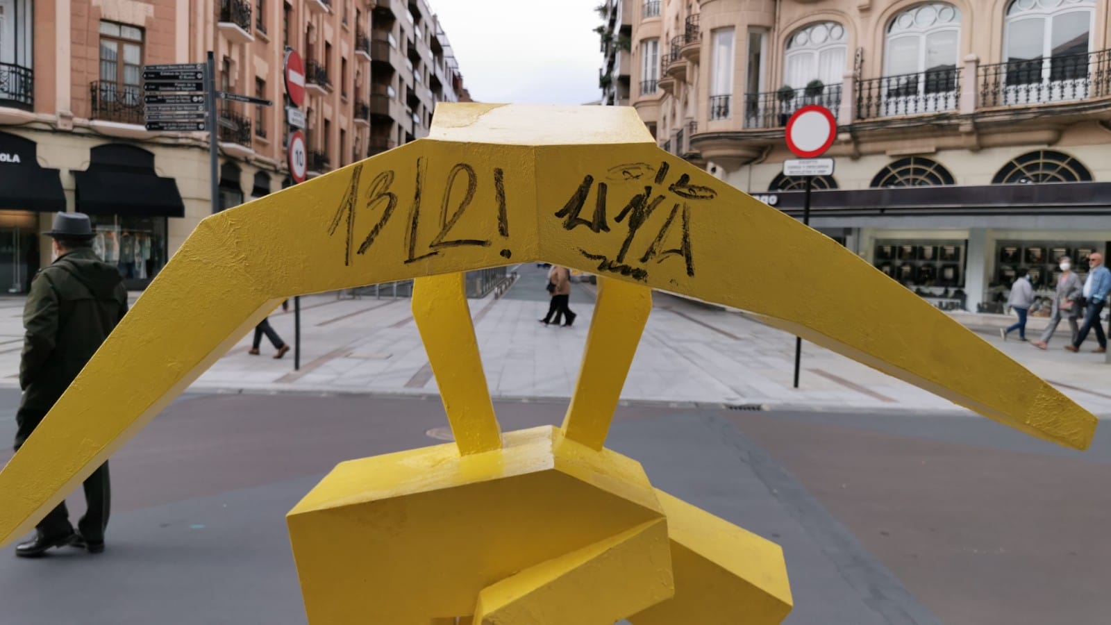 El mobiliario urbano de la avenida aparece con diferentes grafitis.