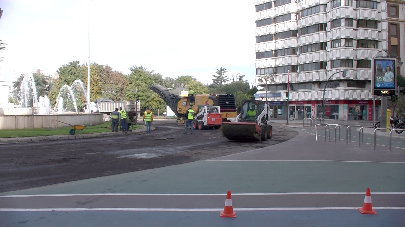 El asfaltado del entorno de Guzmán provoca atascos y modifica las líneas de bus urbano | Los trabajos se extenderá a lo largo de los próximos días y conllevarán alteraciones el el tráfico rodado | Las mejoras en el asfaltado alcanzan a 27 kilómetros de vías urbanas. 