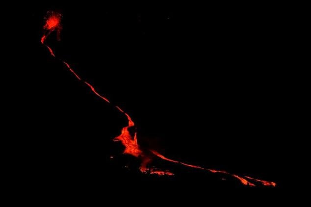 La lava se ve desde Tijarafe tras la erupción del volcán en la isla canaria de La Palma.