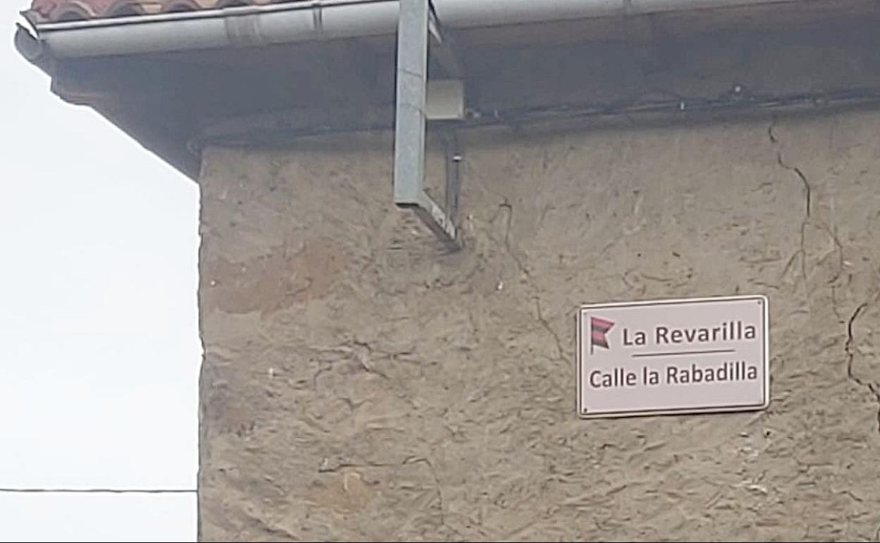 Calle La Revarilla, en San Feliz, con su toponomía tradicional.