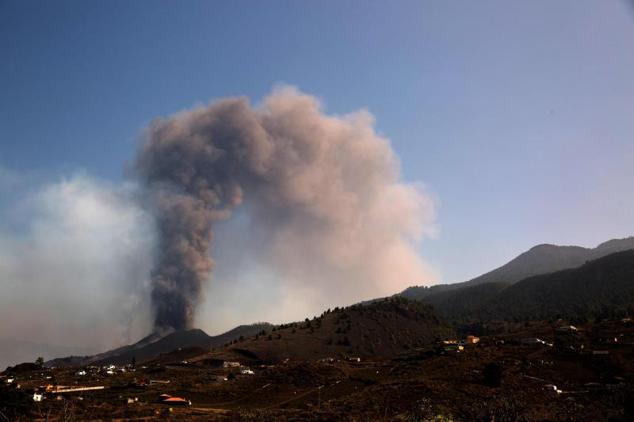 El volcán Cumbre Vieja arroja lava, ceniza y humo.