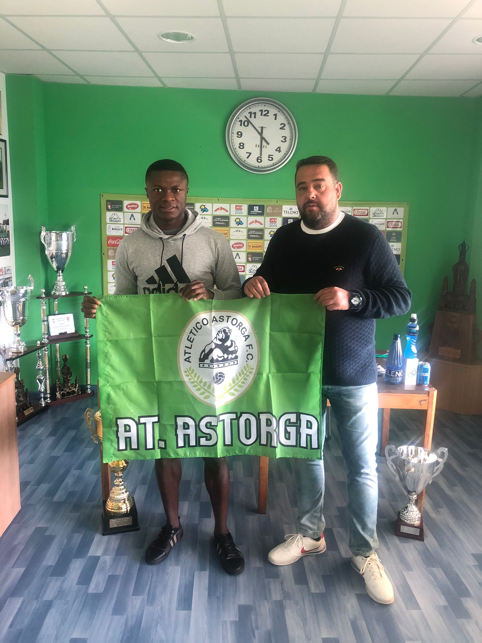 Sunny Omoregie posa con la bandera del Atlético Astorga.