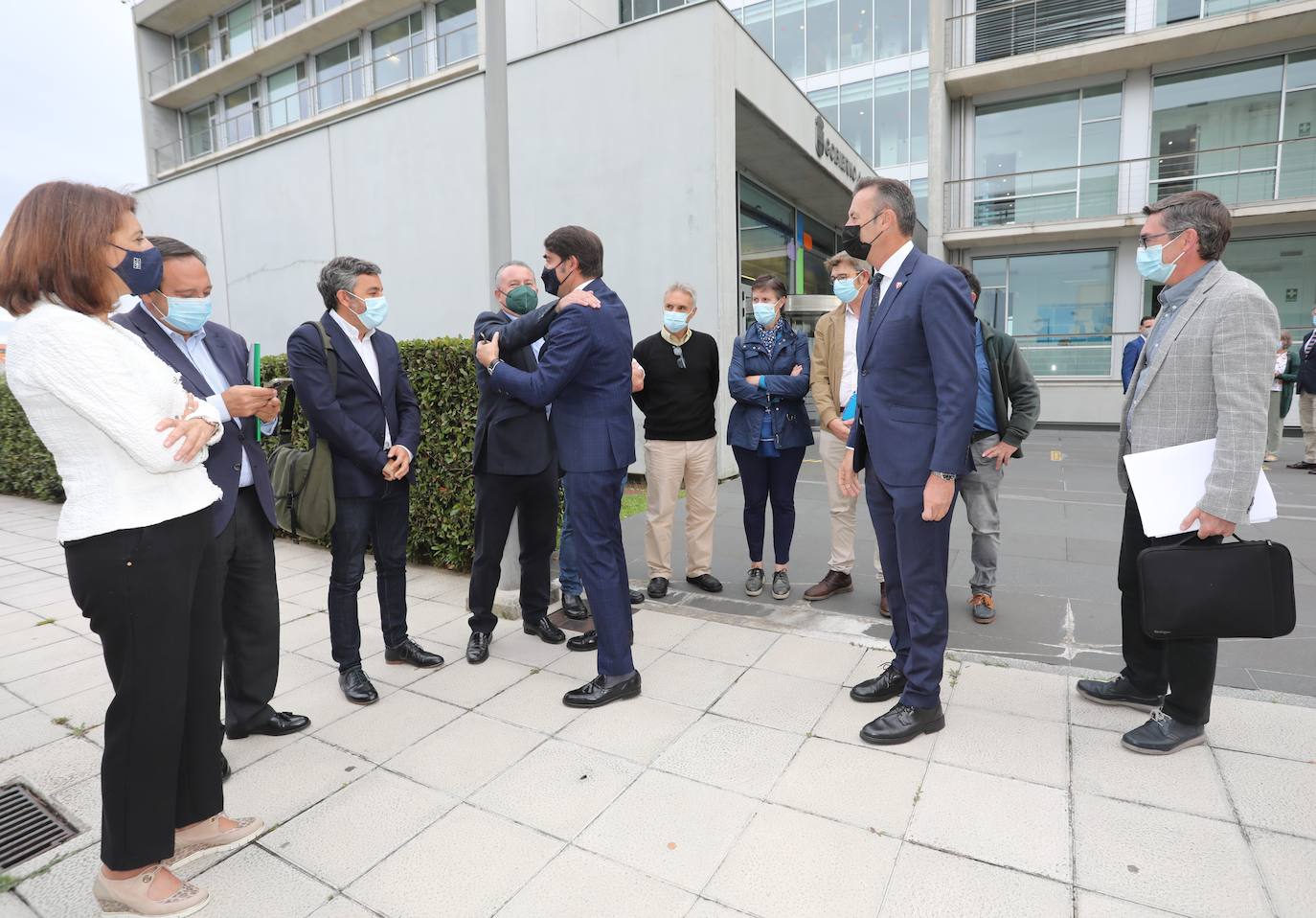 El consejero de Fomento y Medio Ambiente, Juan Carlos Suárez-Quiñones, mantiene una reunión de coordinación con sus homólogos de Asturias, Cantabria y Galicia, y con los representantes nacionales de las organizaciones profesionales agrarias, para proponer medidas ante la inclusión del lobo en el LESPRE.