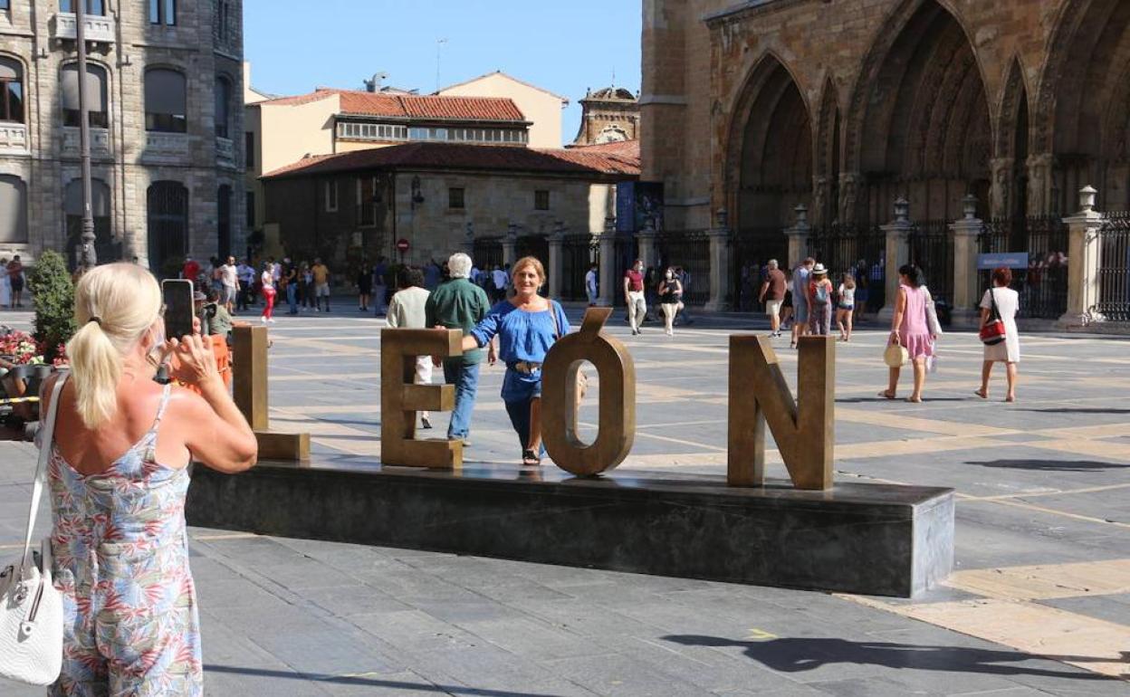 Una turista se realiza una foto frente a la Catedral de León.