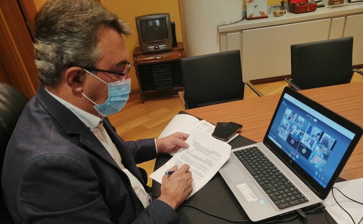 El delegado territorial asiste a la reunión de la Comisión de Patrimonio.