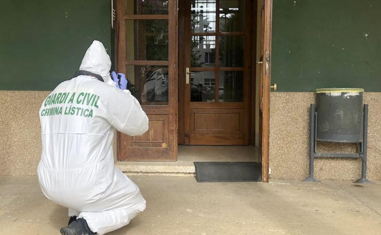 Efectivos de la Guardia Civil en el portal del inmueble en el que se cometió el crimen. 