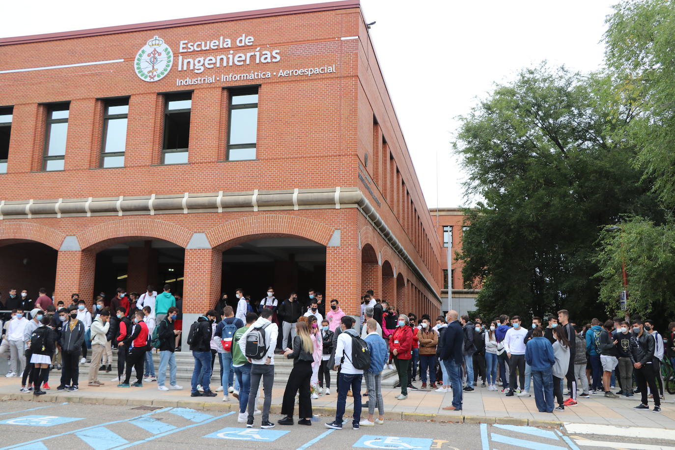 La Escuela de Ingenierías de la Universidad de León acoge el recuerdo al joven fallecido.