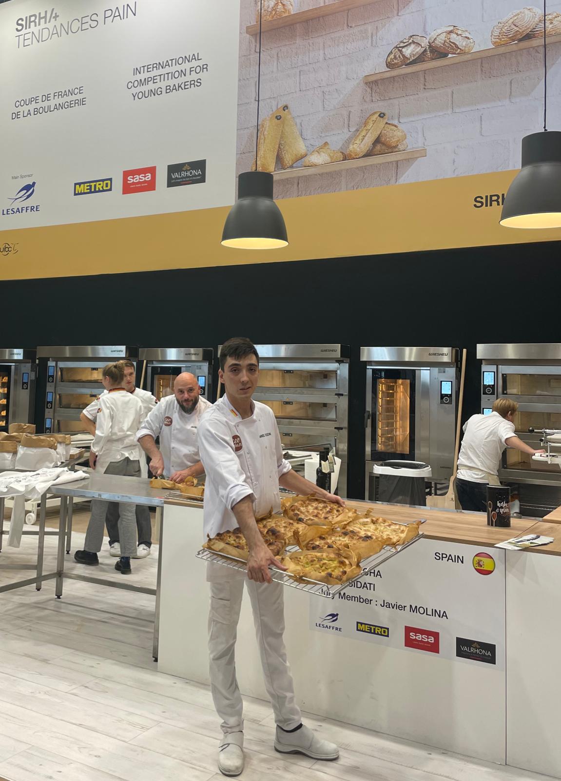 El leonés ha conseguido junto a su compañera y su entrenador alcanzar el podio de los mejores panaderos del mundo.