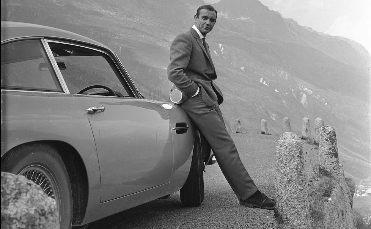 Sean Connery posa junto al Aston Martin DB5, en la película 'James Bond contra Goldfinger', uno de los vehículos que se pueden ver en la exposición sobre 007 en Los Ángeles.