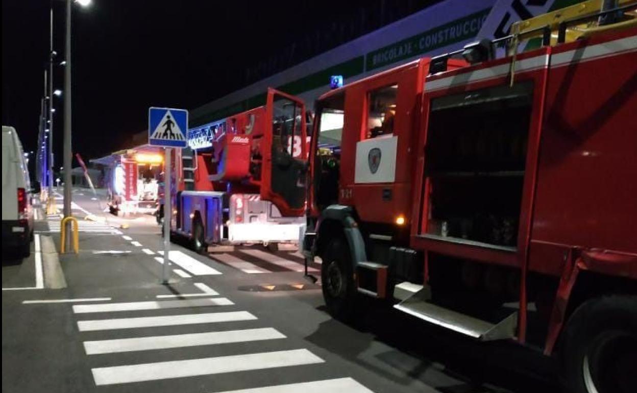 Llegada de los Bomberos de León a la tienda de Leroy Merlin.