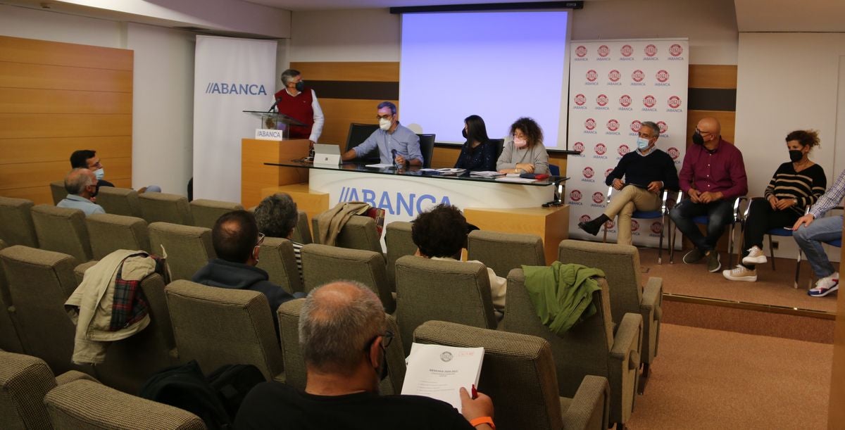 Los socios han puesto a 'examen' a la junta directiva del Abanca Ademar, que ha presentado sus nuevos presupuestos para la actual temporada.