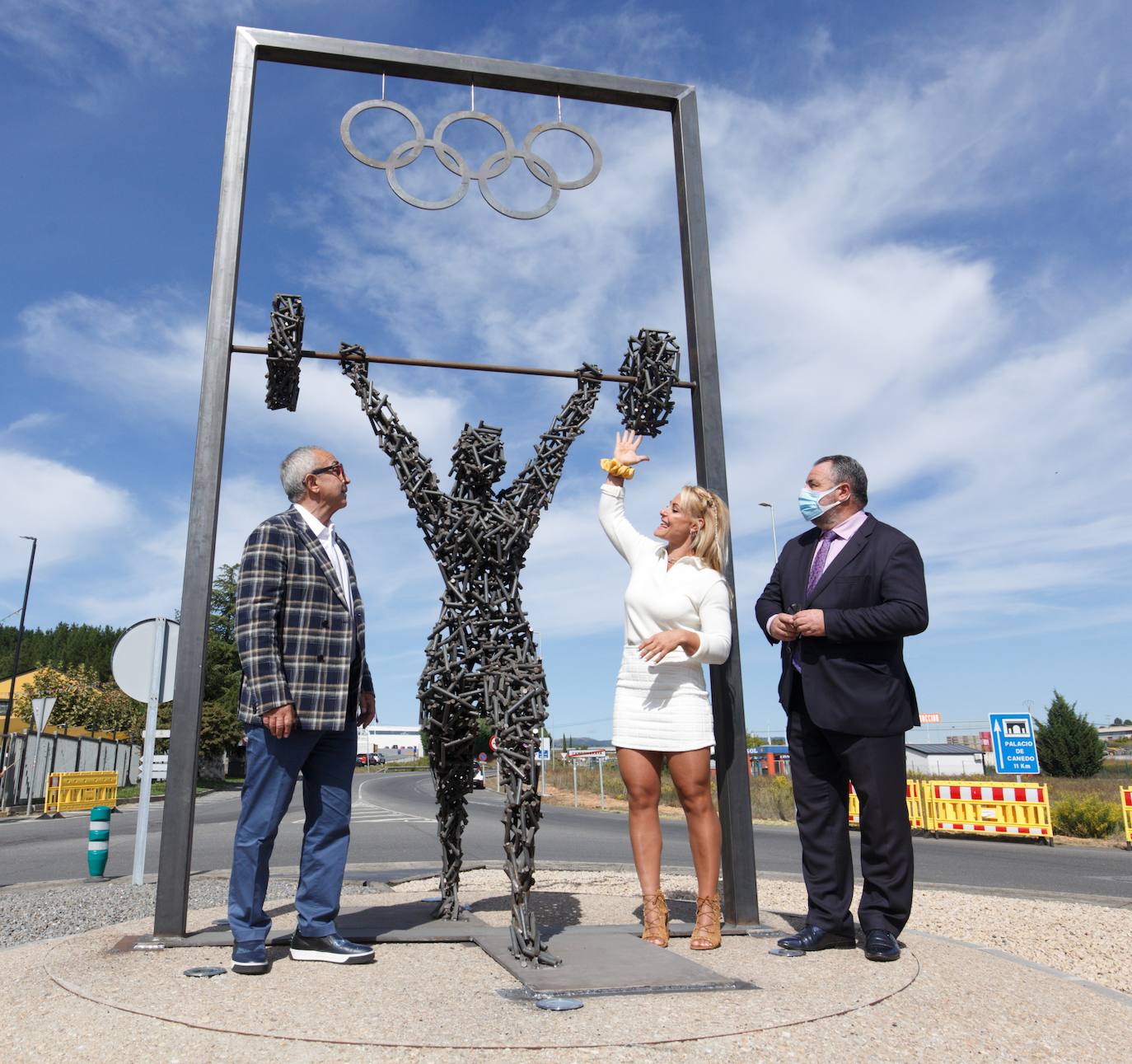 El Ayuntamiento de Camponaraya descubre una escultura en honor a la campeona olímpica de halterofilia Lydia Valentín. Junto a ella, el presidente del Comité Olímpico Español, COE, Alejandro Blanco (I), y el alcalde de Campo Araya (León), Eduardo Morán (D).