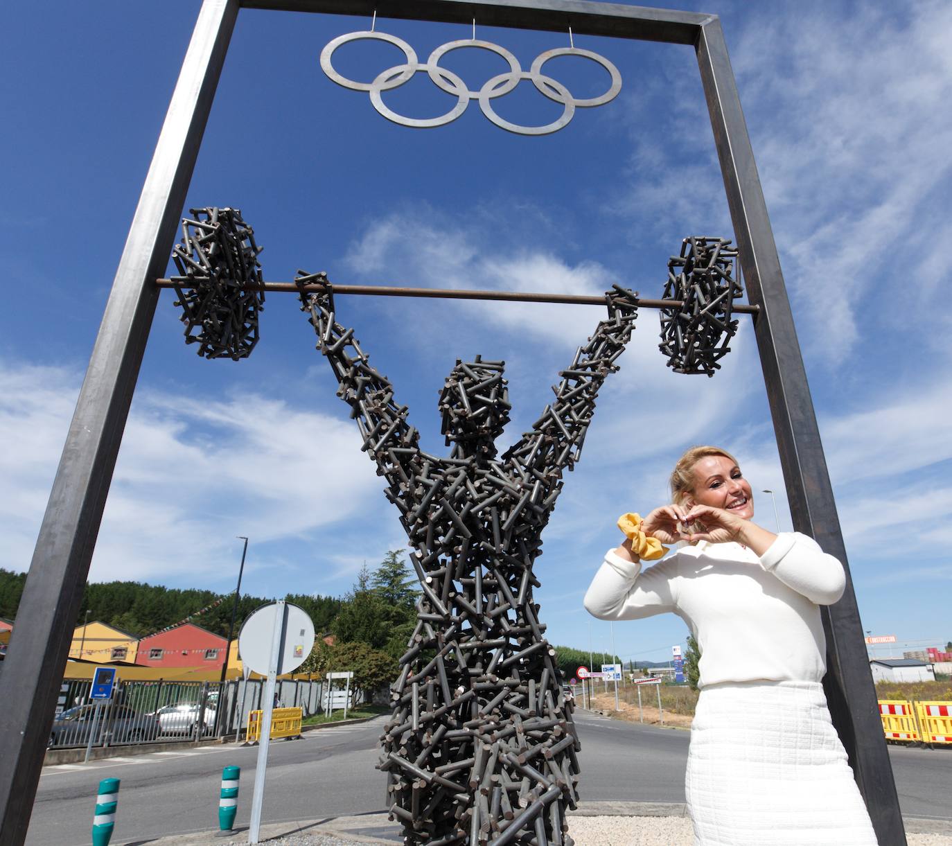 El Ayuntamiento de Camponaraya descubre una escultura en honor a la campeona olímpica de halterofilia Lydia Valentín. Junto a ella, el presidente del Comité Olímpico Español, COE, Alejandro Blanco (I), y el alcalde de Campo Araya (León), Eduardo Morán (D).