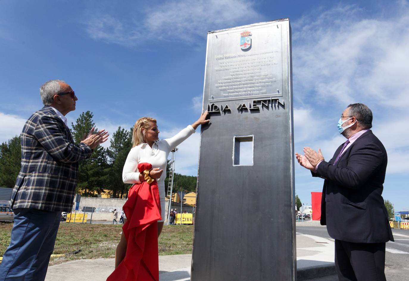 El Ayuntamiento de Camponaraya descubre una escultura en honor a la campeona olímpica de halterofilia Lydia Valentín. Junto a ella, el presidente del Comité Olímpico Español, COE, Alejandro Blanco (I), y el alcalde de Campo Araya (León), Eduardo Morán (D).