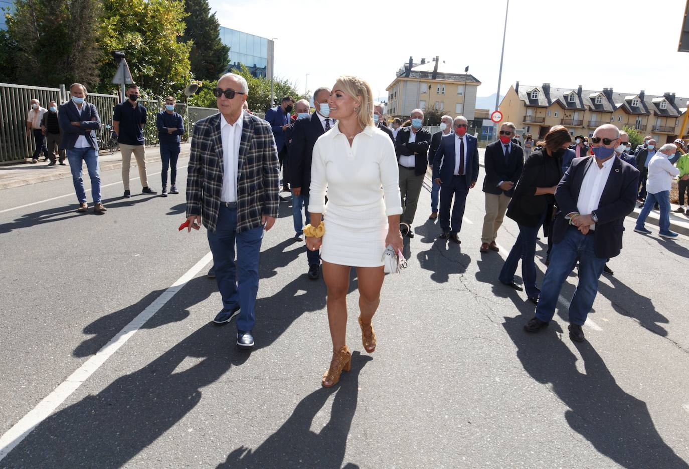 El Ayuntamiento de Camponaraya descubre una escultura en honor a la campeona olímpica de halterofilia Lydia Valentín. Junto a ella, el presidente del Comité Olímpico Español, COE, Alejandro Blanco (I), y el alcalde de Campo Araya (León), Eduardo Morán (D).