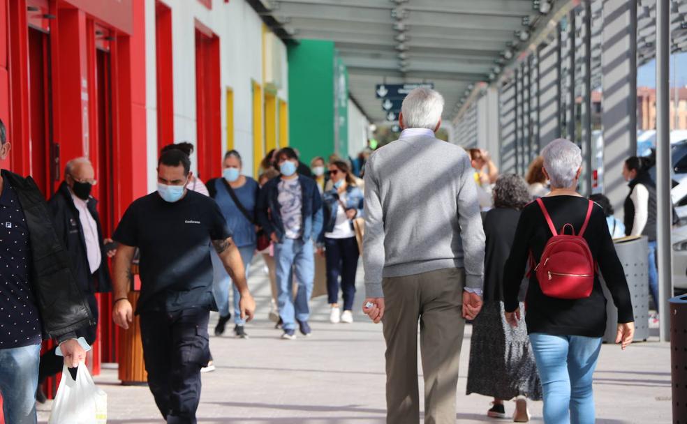 Público acudiendo a los nuevos negocios del área comercial Reino de León.