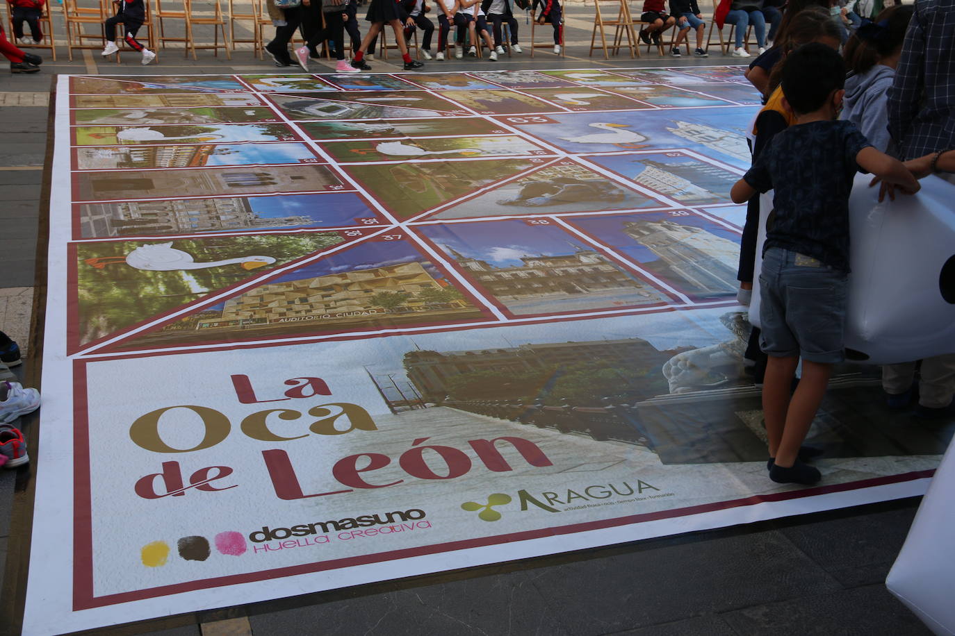 Un gran Juego de la Oca dedicado a León ocupa durante estas fiestas la Plaza de Regla para que los más pequeños puedan jugar a lo grande entre las 18.00 y las 20.00 horas | En caso de lluvia, la actividad se traslada al pabellón del colegio Quevedo.