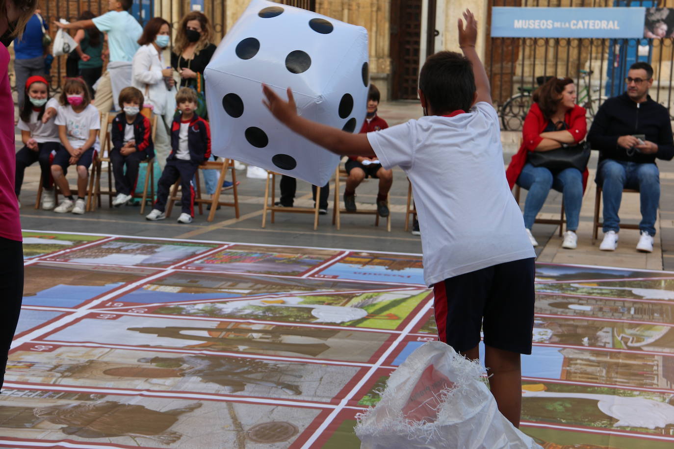 Un gran Juego de la Oca dedicado a León ocupa durante estas fiestas la Plaza de Regla para que los más pequeños puedan jugar a lo grande entre las 18.00 y las 20.00 horas | En caso de lluvia, la actividad se traslada al pabellón del colegio Quevedo.