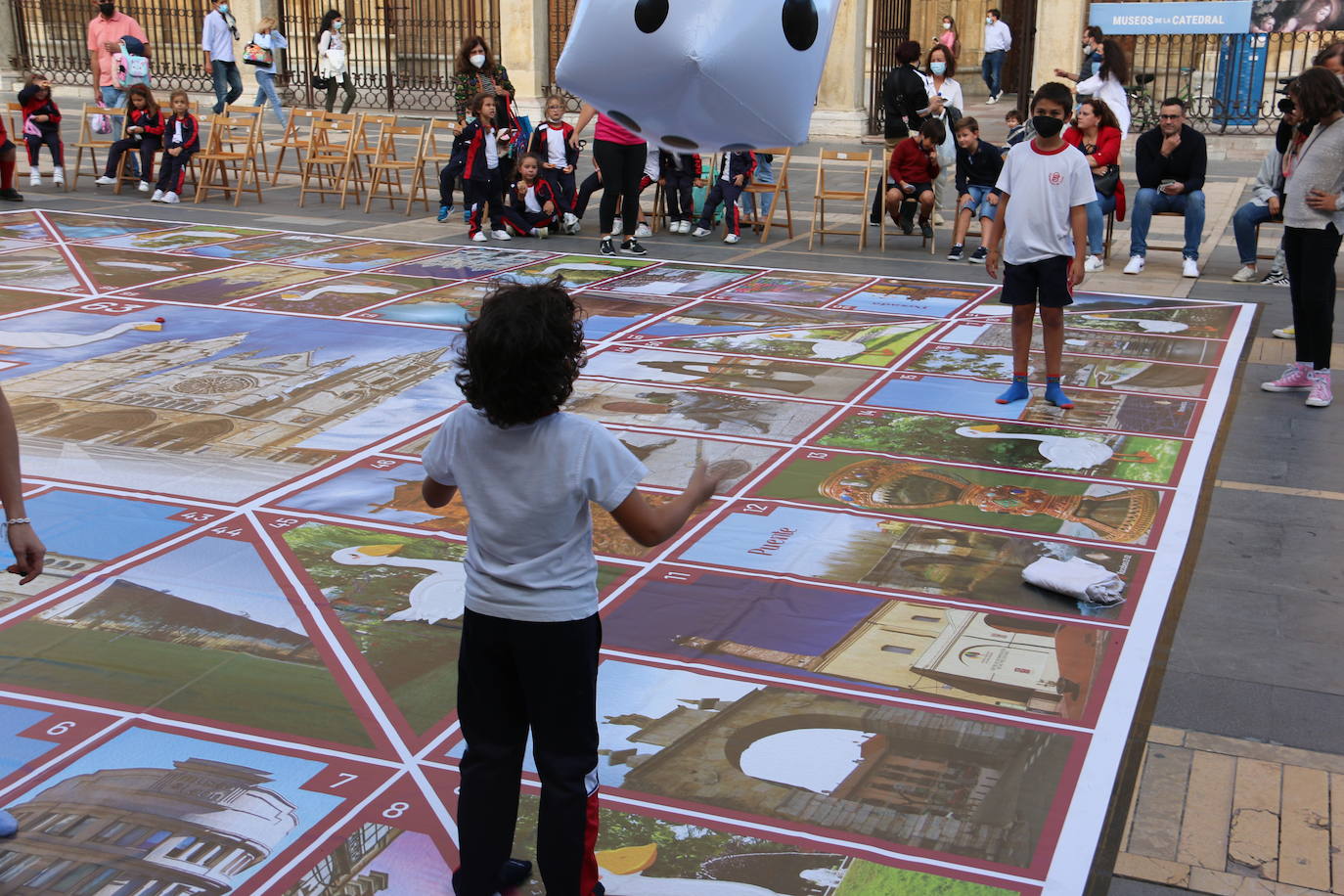 Un gran Juego de la Oca dedicado a León ocupa durante estas fiestas la Plaza de Regla para que los más pequeños puedan jugar a lo grande entre las 18.00 y las 20.00 horas | En caso de lluvia, la actividad se traslada al pabellón del colegio Quevedo.