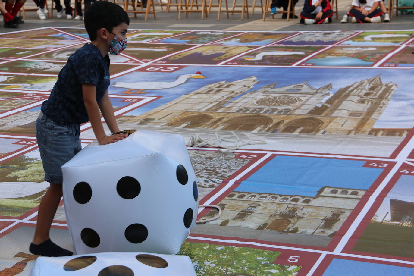 Un gran Juego de la Oca dedicado a León ocupa durante estas fiestas la Plaza de Regla para que los más pequeños puedan jugar a lo grande entre las 18.00 y las 20.00 horas | En caso de lluvia, la actividad se traslada al pabellón del colegio Quevedo.