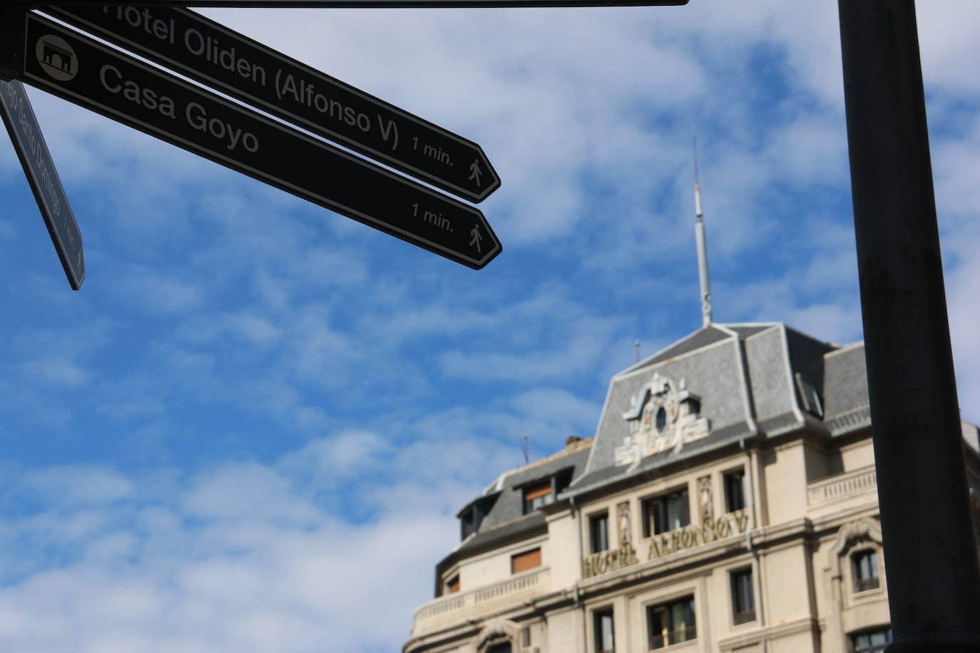 Barceló Group asume la gestión de los hoteles Conde Luna y Alfonso V por dos décadas. El contrato de alquiler de ambos establecimientos contempla el mantenimiento del empleo. La familia Vázquez, titular de los hoteles a través de la firma By Vamuca, rubrica un acuerdo que se extiende durante dos décadas. La operación incluye los establecimientos hosteleros LAV, Nimú Azotea y Casa Mando. 