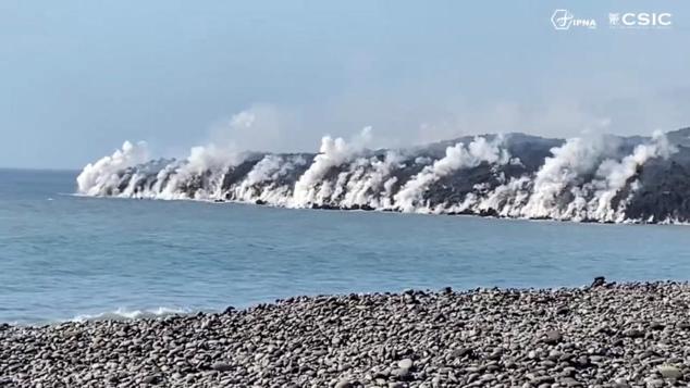 La lava del volcán fluye hacia el Océano Atlántico en la isla canaria de La Palma.