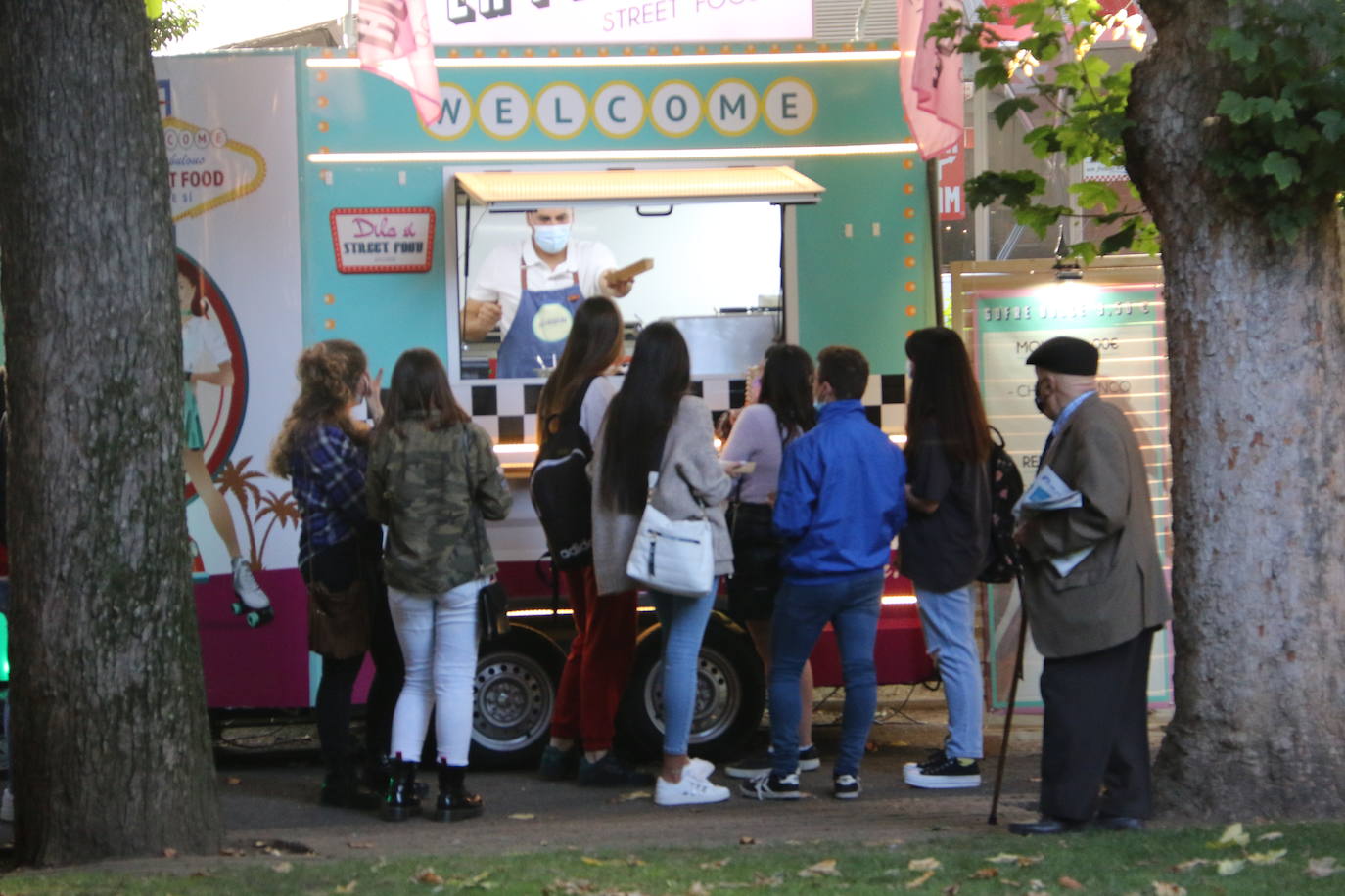 Una de las citas imprescindibles para los leoneses en San Froilán regresa al parque de San Francisco para llenar estómagos con comida de calidad para llevar y con una programación de conciertos que amenizarán las noches de otoño estas fiestas