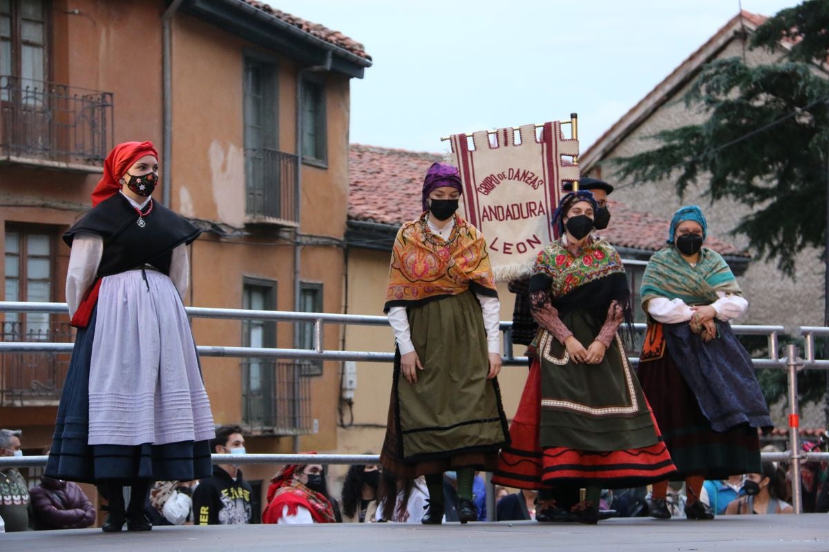 Los bailes tradicionales han vuelto a amenizar las fiestas de San Froilán con los grupos Agavica y Andadura a los pies de la Catedral de León.