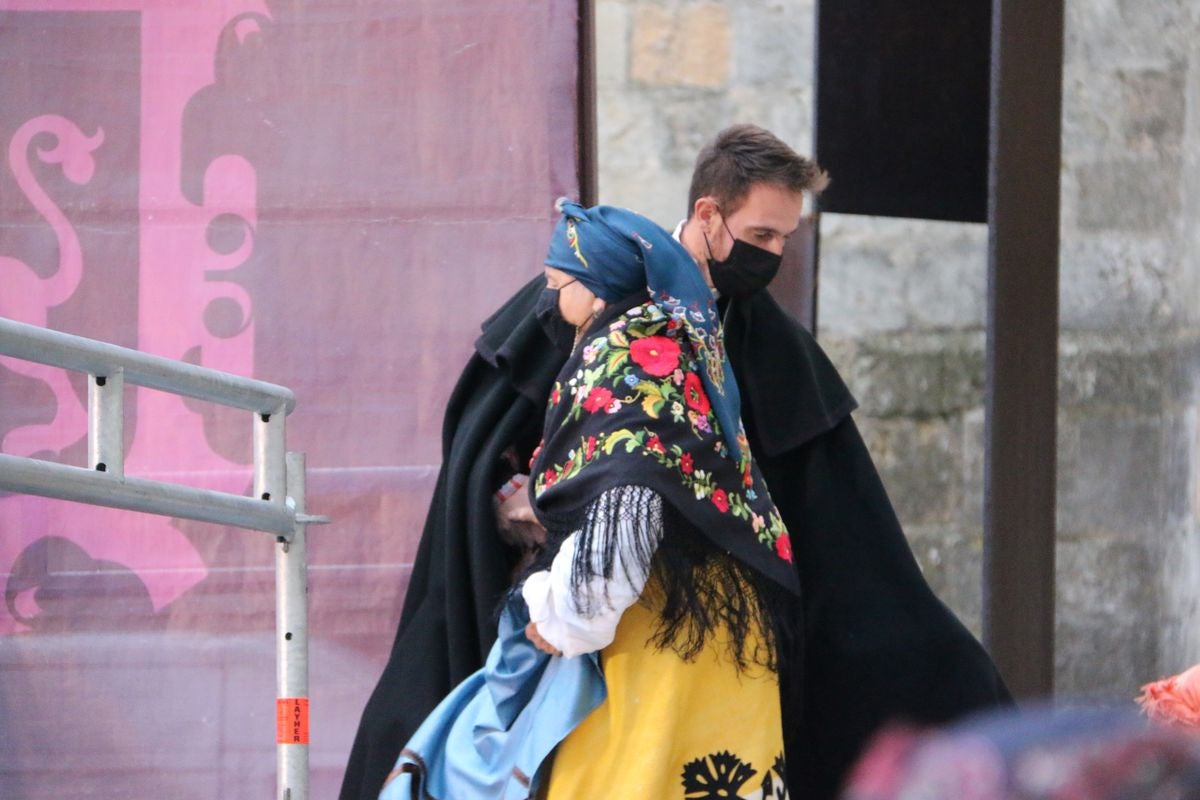 Los bailes tradicionales han vuelto a amenizar las fiestas de San Froilán con los grupos Agavica y Andadura a los pies de la Catedral de León.