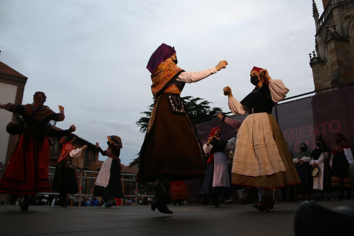 Los bailes tradicionales han vuelto a amenizar las fiestas de San Froilán con los grupos Agavica y Andadura a los pies de la Catedral de León.