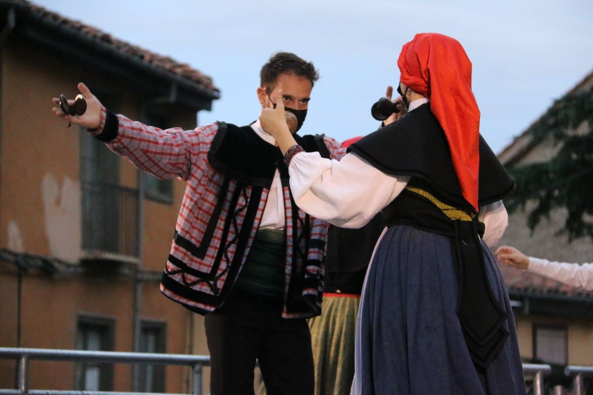 Los bailes tradicionales han vuelto a amenizar las fiestas de San Froilán con los grupos Agavica y Andadura a los pies de la Catedral de León.