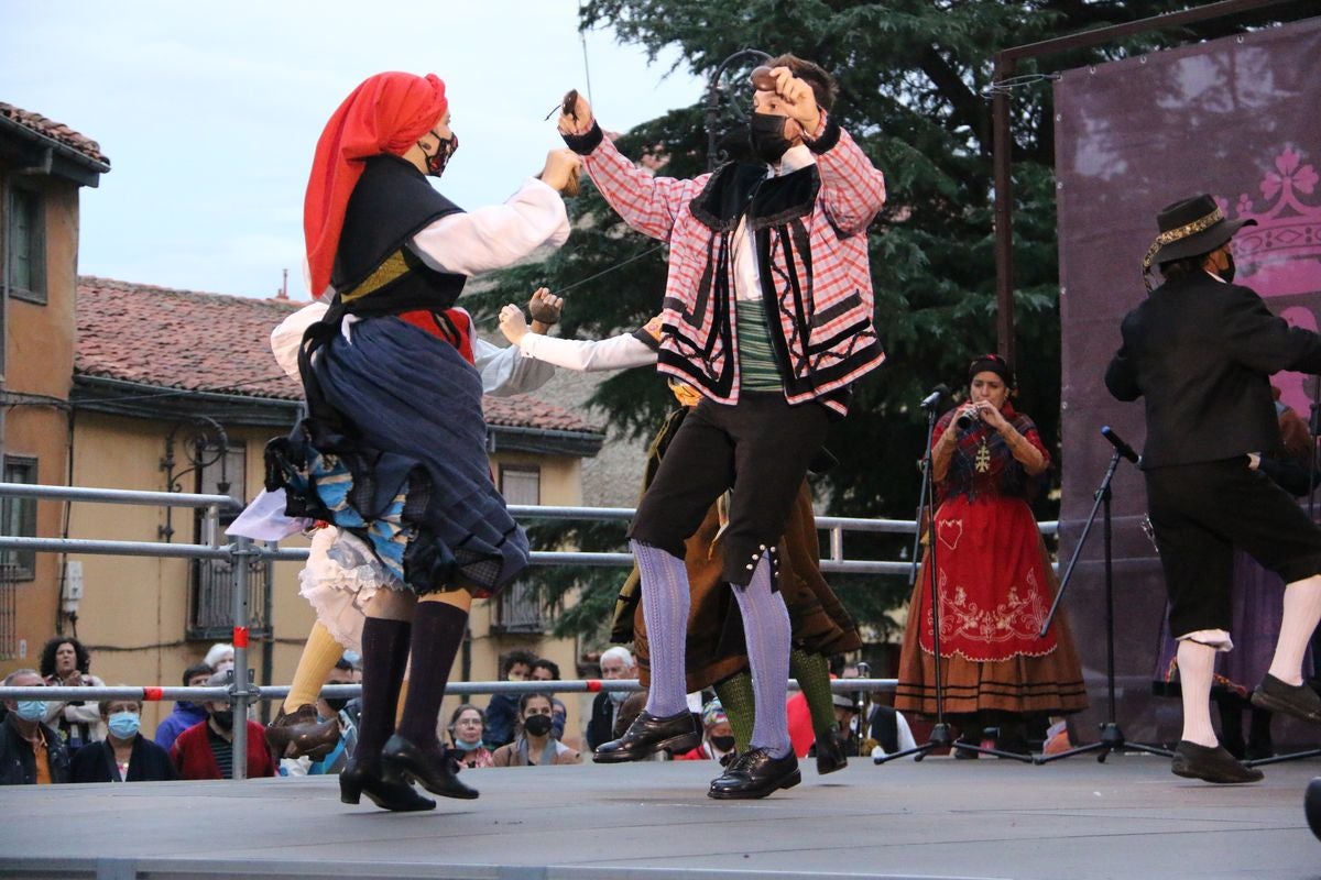 Los bailes tradicionales han vuelto a amenizar las fiestas de San Froilán con los grupos Agavica y Andadura a los pies de la Catedral de León.