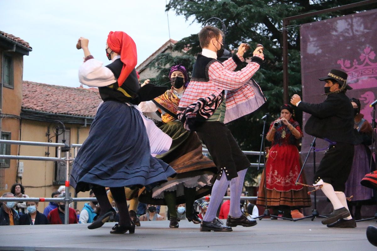 Los bailes tradicionales han vuelto a amenizar las fiestas de San Froilán con los grupos Agavica y Andadura a los pies de la Catedral de León.