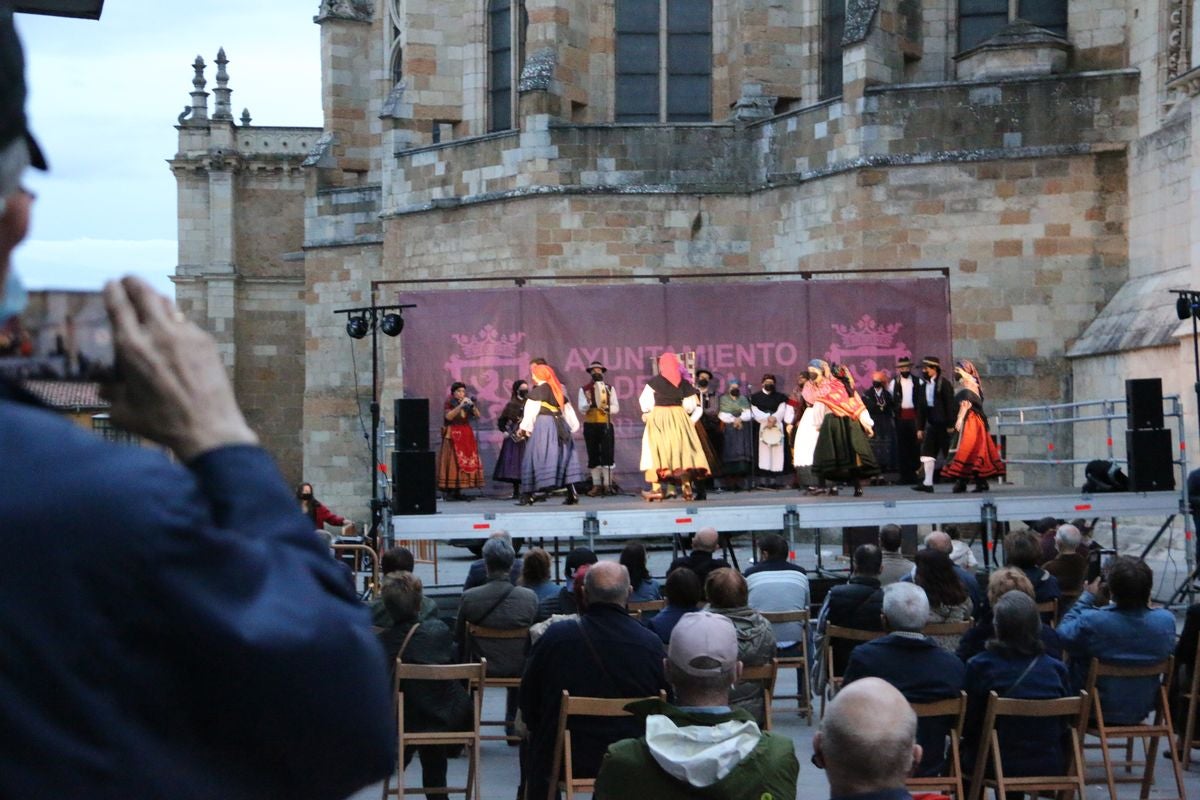 Los bailes tradicionales han vuelto a amenizar las fiestas de San Froilán con los grupos Agavica y Andadura a los pies de la Catedral de León.