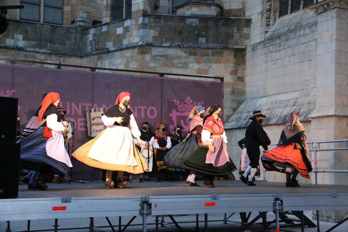 Los bailes tradicionales han vuelto a amenizar las fiestas de San Froilán con los grupos Agavica y Andadura a los pies de la Catedral de León.