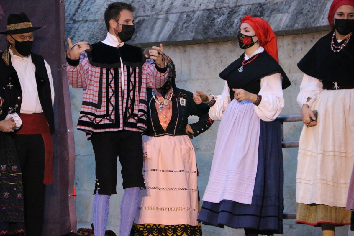 Los bailes tradicionales han vuelto a amenizar las fiestas de San Froilán con los grupos Agavica y Andadura a los pies de la Catedral de León.