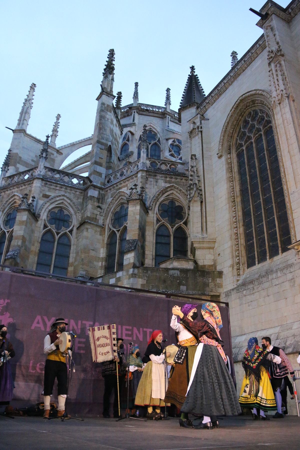 Los bailes tradicionales han vuelto a amenizar las fiestas de San Froilán con los grupos Agavica y Andadura a los pies de la Catedral de León.