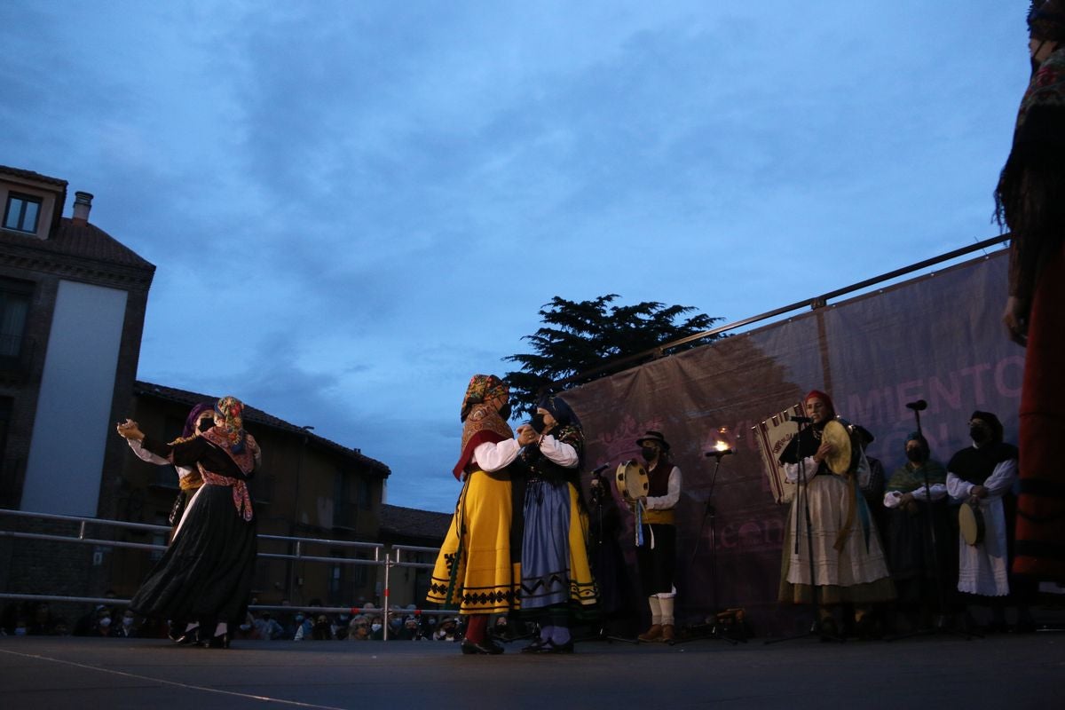 Los bailes tradicionales han vuelto a amenizar las fiestas de San Froilán con los grupos Agavica y Andadura a los pies de la Catedral de León.