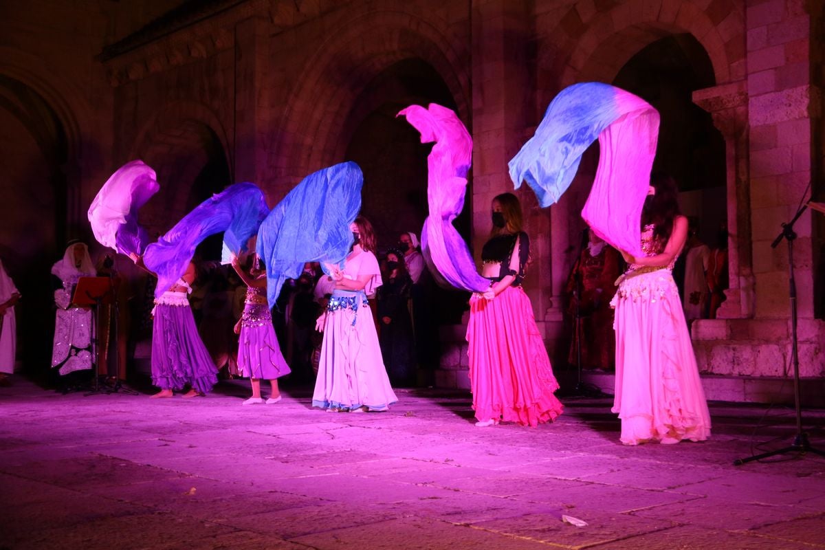 La representación del tributo de las 100 doncellas al representante del Emir de Córdoba es una tradición en las Fiestas de San Froilán.