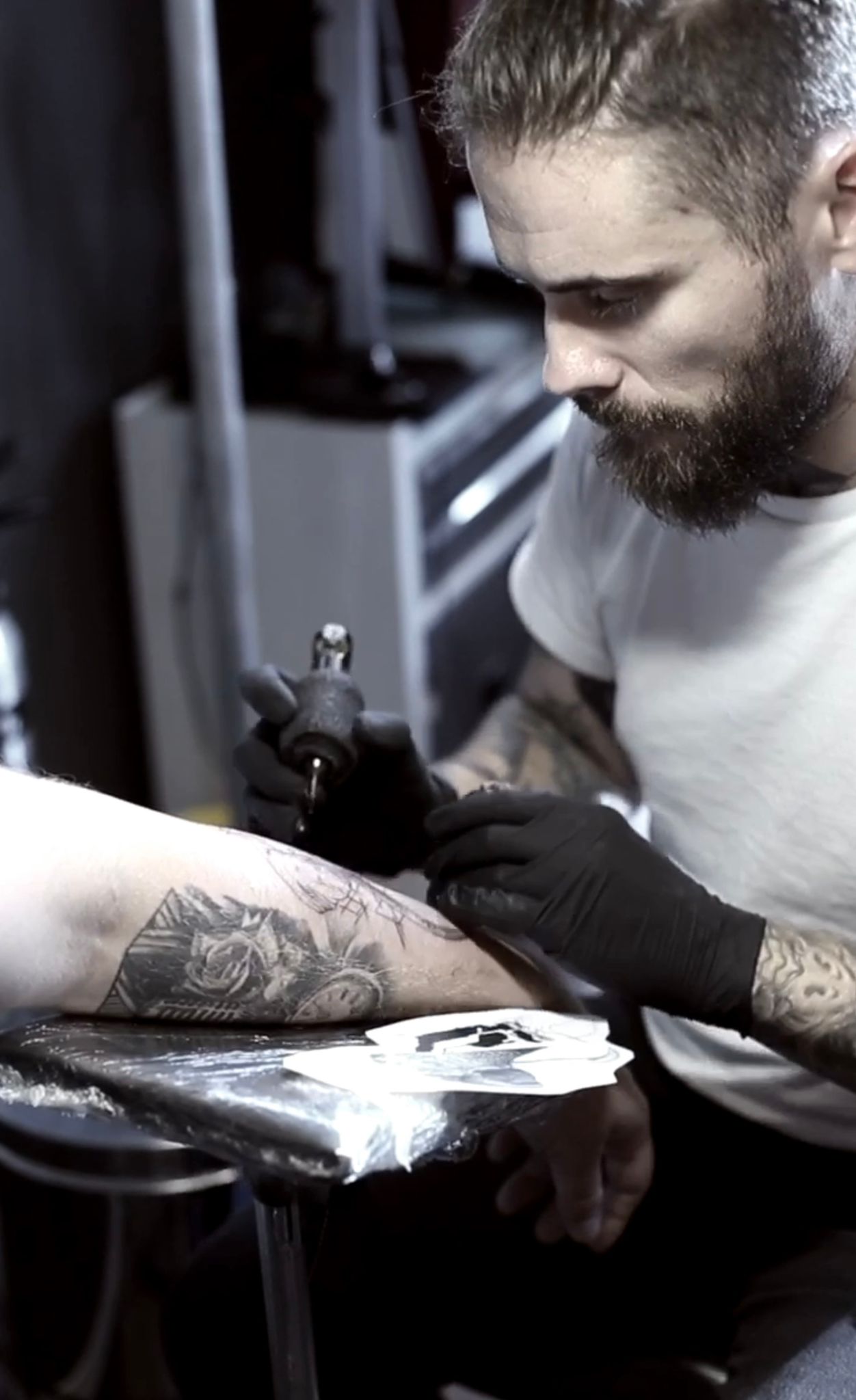 El leonés Víctor del Fueyo es uno de los artistas residentes en el Bang Bang Tattoo, referente internacional en el mundo del tatuaje, elegido por numerosas celebrities y apasionados de la tinta para plasmar los diseños de este estudio en su piel.