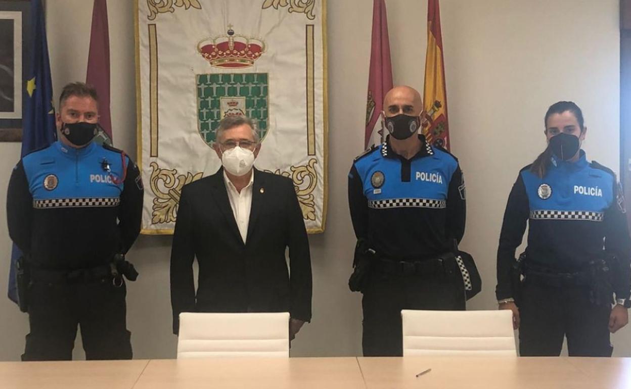 David Fernández y Ángel Vicente García junto a otros dos agentes durante la toma de posesión.