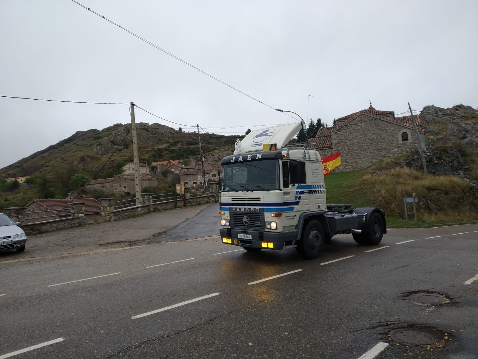 La provincia de León acoge a una gran cantidad de vehículos pesados clásicos durante este fin de semana con una programación que ha ido desde la visita a las Cuevas de Valporquero o una comida en Valdevimbre