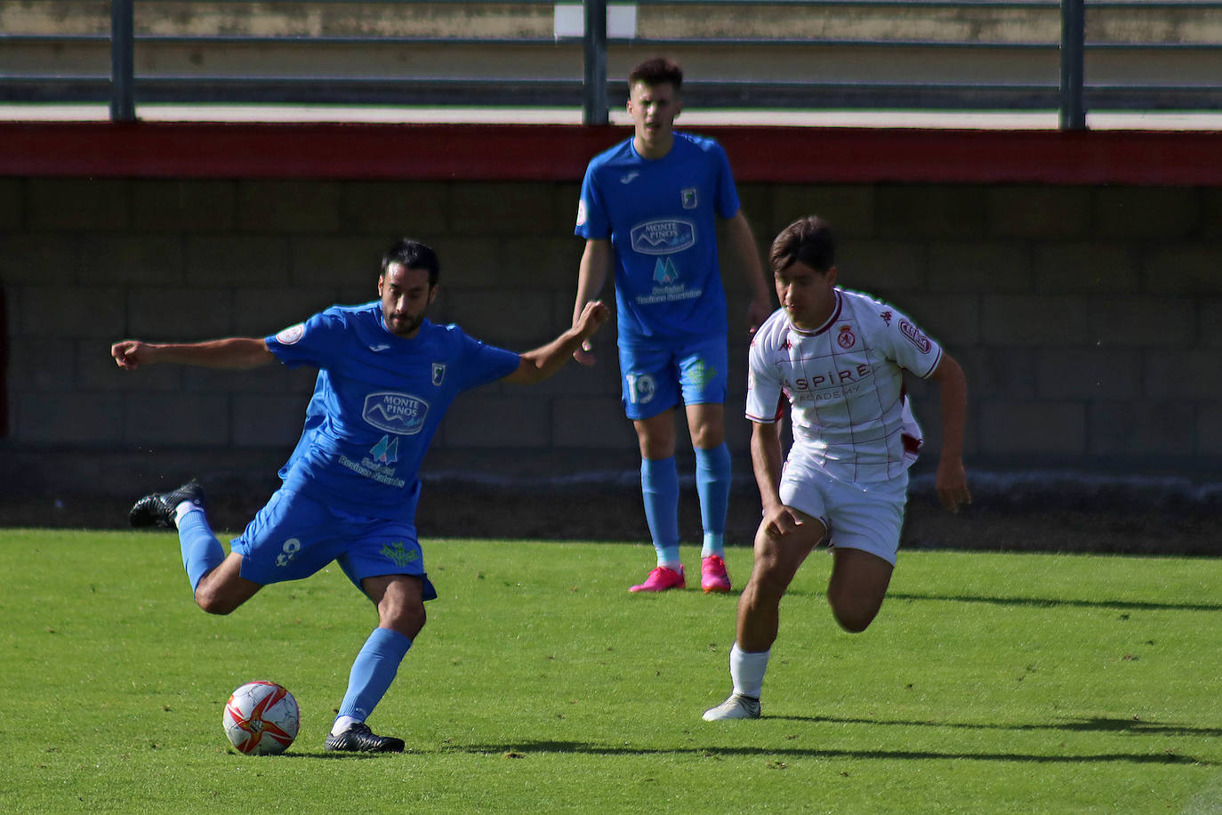 El conjunto leonés gana al Almazán (2-1) y suma su tercer triunfo consecutivo para colocarse líder