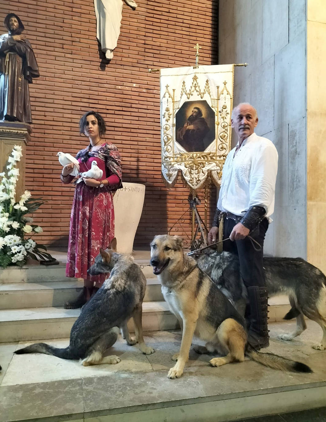 Una manada de lobos asistente a una misa celebrada por el Colegio de Veterinarios de Valladolid.