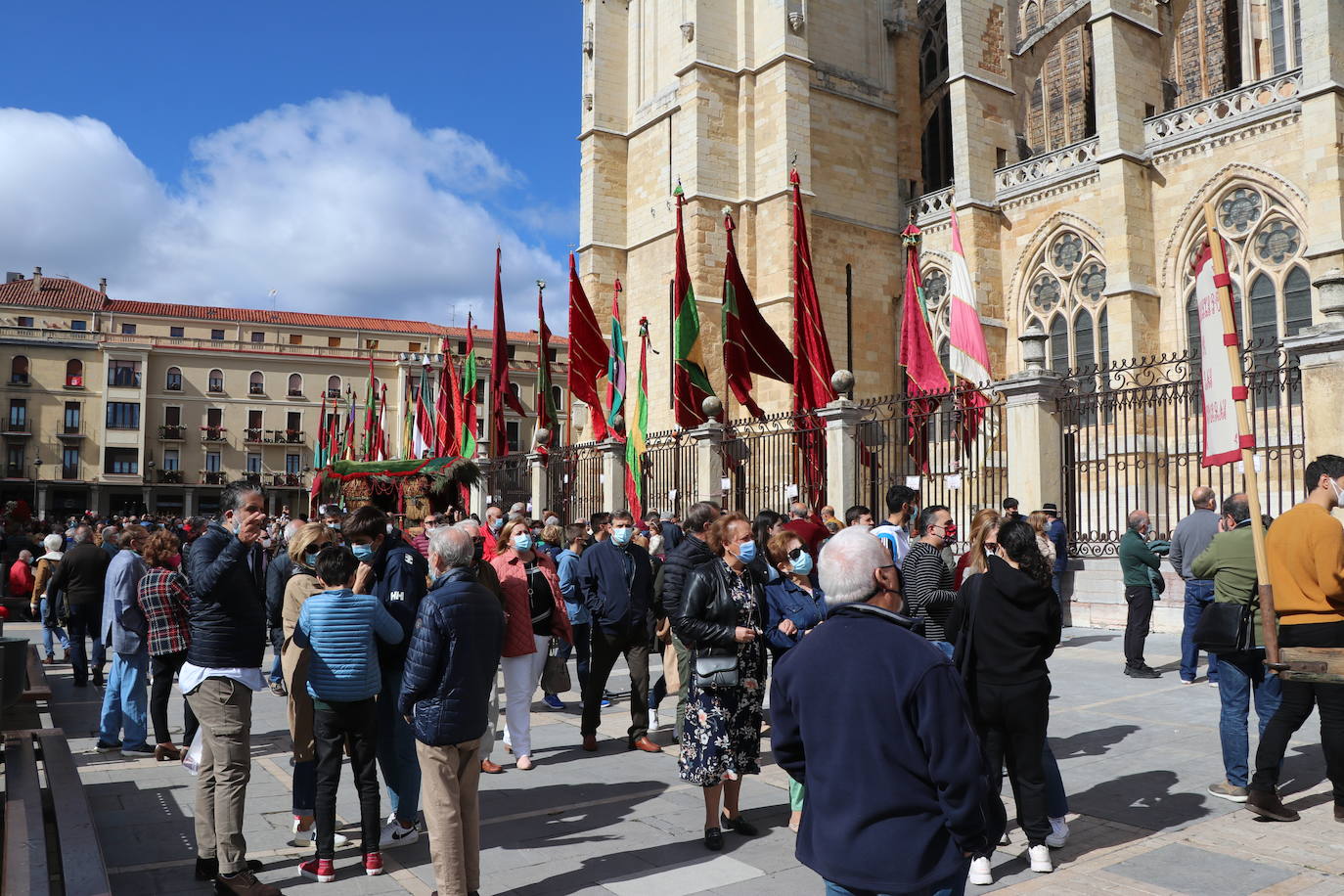 Fotos: Pendones al cielo por San Froilán